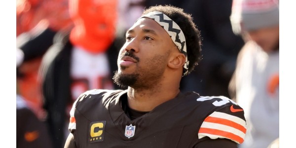 Myles Garrett pääsi vihdoin pukemaan Los Angeles Ramsin pelipaitaa numerolla 95